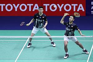 Fajar Alfian/Muhammad Rian Ardianto (Indonesia) bersiap menyambar pengembalian tanggung.