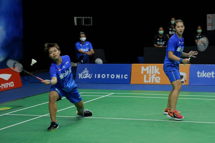 Ribka Sugiarto/Siti Fadia Silva Ramadhanti (tim Rajawali) menyambut pengembalian.