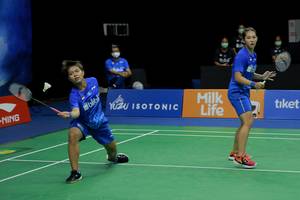 Ribka Sugiarto/Siti Fadia Silva Ramadhanti (tim Rajawali) menyambut pengembalian.