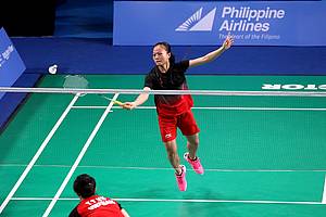 Fitriani (Indonesia) mengembalikan shuttlecock.