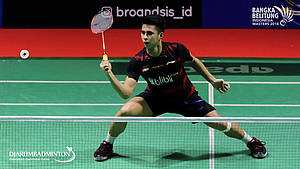 Ikhsan Leonardo Imanuel Rumbay (INA) bersiap menghadang pengembalian.