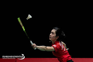 Aya Ohori (Jepang) berusaha menghadang serangan.