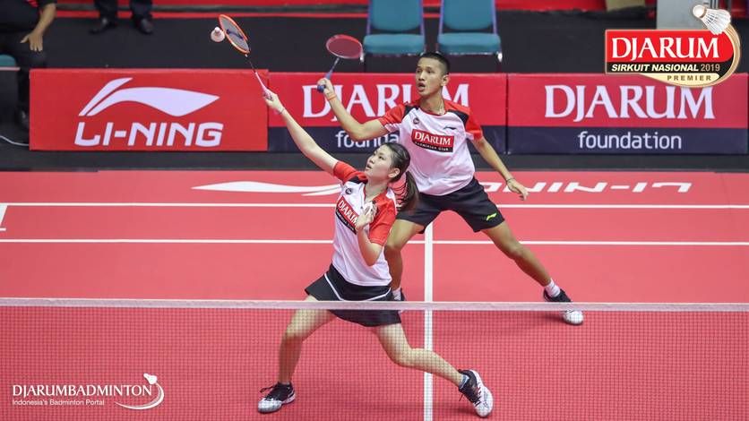 M. Lucky Andres Apriyanda/Helena Ayu Puspitasari (PB Djarum Kudus) menyambar pengembalian.