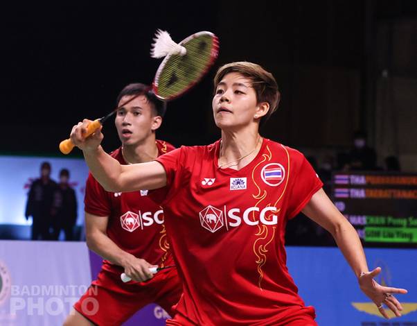 Dechapol Puavaranukroh/Sapsiree Taerattanachai (Thailand) menghadang pengembalian. (Copyright: Badmintonphoto | Courtesy of BWF)