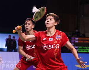Dechapol Puavaranukroh/Sapsiree Taerattanachai (Thailand) menghadang pengembalian. (Copyright: Badmintonphoto | Courtesy of BWF)