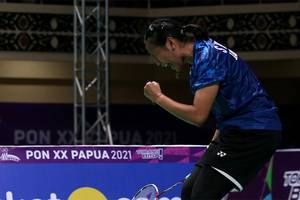 Ekspresi atlet Jawa Timur Sri Fatmawati usai memenangi final beregu putri PON Papua 2021 di GOR Waringin, Jayapura (PON Papua 2021/Hadi Abdulloh)