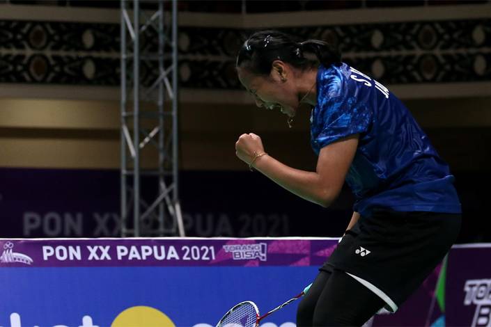 Ekspresi atlet Jawa Timur Sri Fatmawati usai memenangi final beregu putri PON Papua 2021 di GOR Waringin, Jayapura (PON Papua 2021/Hadi Abdulloh)
