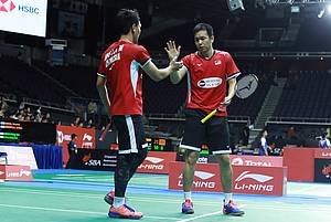 Kekompakan Hendra Setiawan/Mohammad Ahsan (Indonesia) di lapangan.