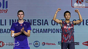 Selebrasi kemenangan Kento Momota (kanan) di atas podium.