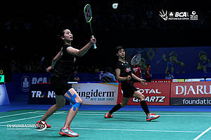 Puttita Supajirakul/Sapsiree Taerattanachai (Thailand) mengembalikan shuttlecock.