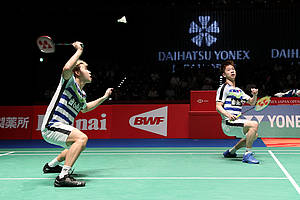 Kevin Sanjaya Sukamuljo/Marcus Fernaldi Gideon bersiap menghadang pengembalian lawan.