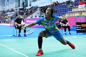 Putri Kusuma Wardani (Indonesia) mengembalikan shuttlecock.