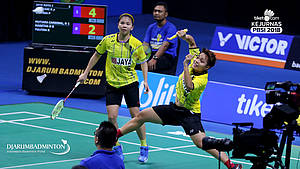 Greysia Polii/Apriyani Rahayu (Jaya Raya) melepaskan serangan.