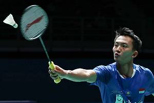 Ihsan Maulana Mustofa (Indonesia) mengembalikan shuttlecock.