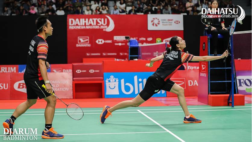 Hafiz Faizal/Gloria Emanuelle Widjaja (Indonesia) menyambut pengembalian.