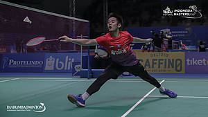 Vicky Angga Saputra (Indonesia) menyambut pengembalian.