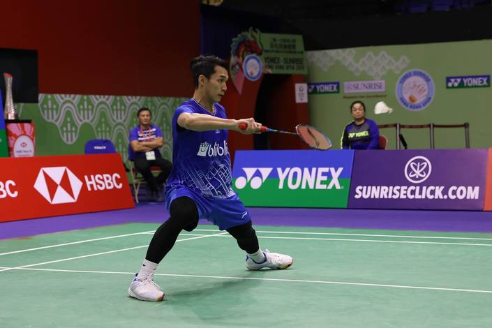 Jonatan Christie (Indonesia) menghadang serangan.