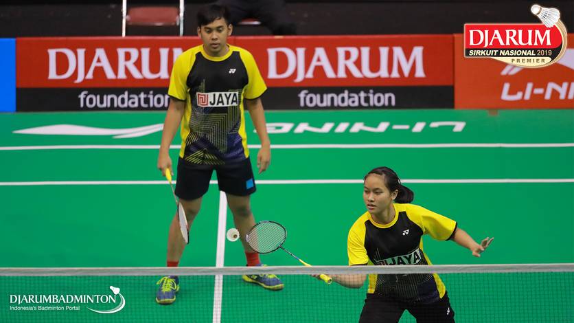 Jaya Alfian Hudha/Denisa Dwi Syawaliah Budiani (Jaya Raya) bersiap menyambut pengembalian.