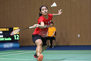 Gregoria Mariska Tunjung (Indonesia) menyambut pengembalian.