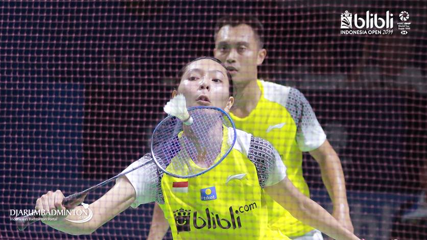 Hafiz Faizal/Gloria Emanuelle Widjaja (Indonesia) mengembalikan shuttlecock.