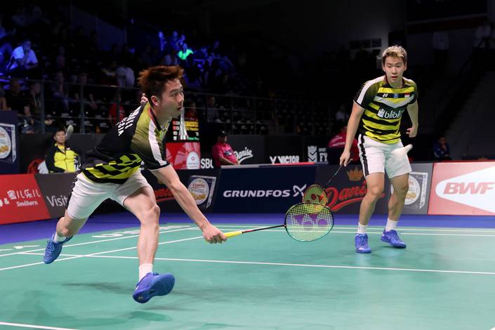 Kevin Sanjaya Sukamuljo/Marcus Fernaldi Gideon mengembalikan shuttlecock.