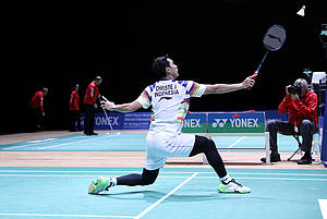 Jonatan Christie (Indonesia) mengembalikan shuttlecock.