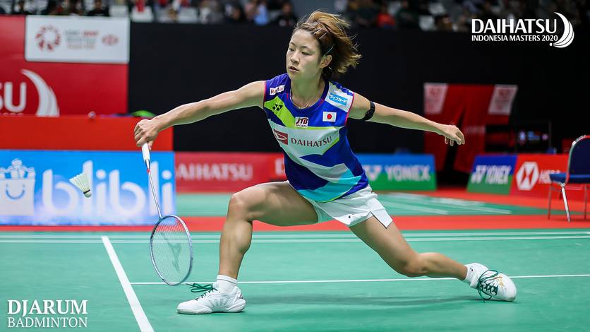 Nozomi Okuhara (Jepang) menyambut pengembalian.