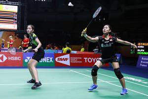 Ni Ketut Mahadewi Istarani/Tania Oktaviani Kusumah (Indonesia) menyambut pengembalian.