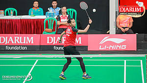 Dinar Dyah Ayustine (PB Djarum Kudus) mengembalikan shuttlecock.