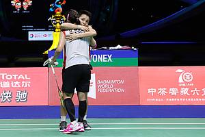 Greysia Polii dan Apriyani Rahayu berpelukan usai bertanding.