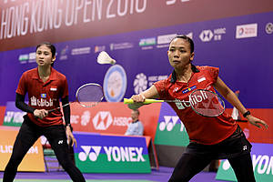 Rizki Amelia Pradipta/Della Destiara Haris bersiap menghadang serangan.