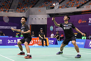 Leo Rolly Carnando/Daniel Marthin (Indonesia) mengembalikan shuttlecock.