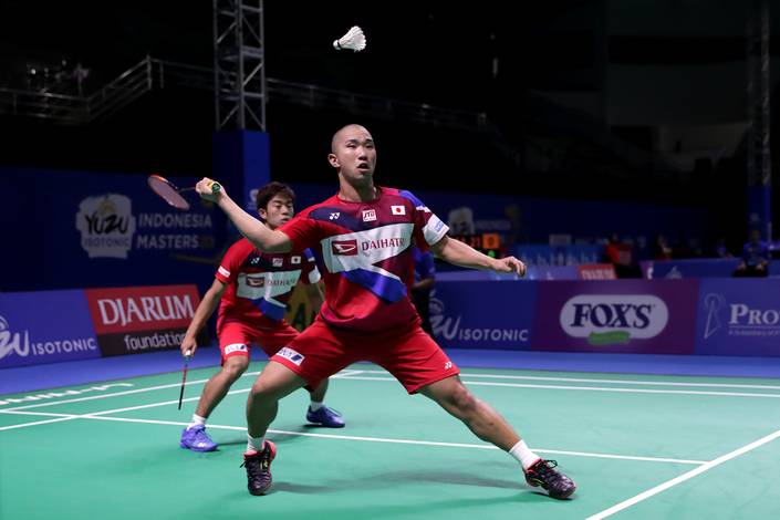 Hiroki Midorikawa/Kyohei Yamashita (Jepang) bersiap menghadang pengembalian.