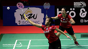 Ribka Sugiarto/Febriana Dwipuji Kusuma (Indonesia) mengembalikan shuttlecock.
