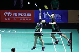 Rinov Rivaldy/Pitha Haningtyas Mentari (Indonesia) mengembalikan shuttlecock.