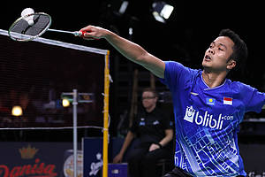 Anthony Sinisuka Ginting (Indonesia) mengembalikan shuttlecock.