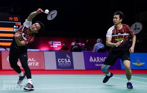 Ganda putra Indonesia, Hendra Setiawan/Mohammad Ahsan mengembalikan shuttlecock. (Copyright: Badmintonphoto | Courtesy of BWF)