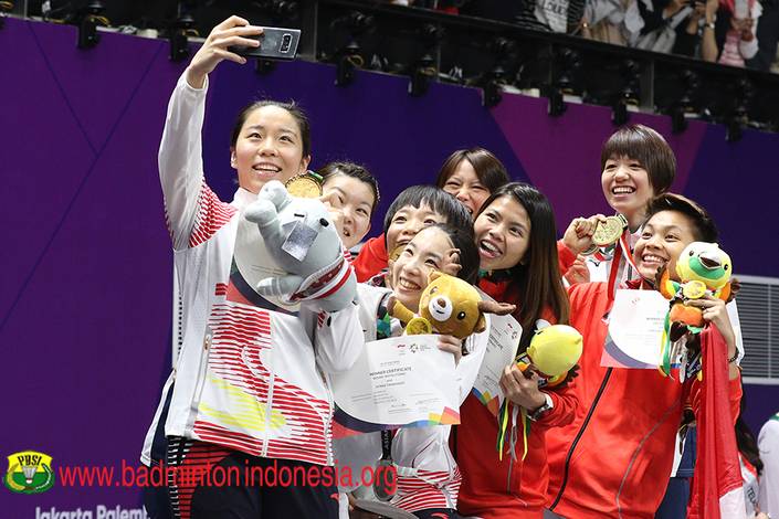 Para peraih medali ganda putri, melakukan wefie di atas podium juara.