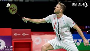 Brice Leverdez (Perancis) mengembalikan shuttlecock