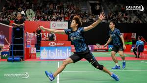 Dechapol Puavaranukroh/Sapsiree Taerattanachai (Thailand) mengembalikan shuttlecock.