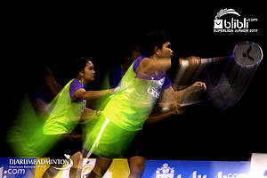 Nita Violina Marwah/Putri Syaikah (Indonesia) bersiap menerima serve.