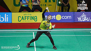 Choirunnisa (Indonesia) bersiap menyambar pengembalian.