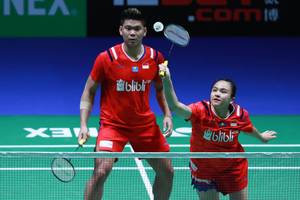 Praveen Jordan/Melati Daeva Okavianti (Indonesia) bersiap menyambar pengembalian tanggung.