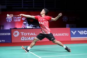 Anthony Sinisuka Ginting (Indonesia) mengembalikan shuttlecock.