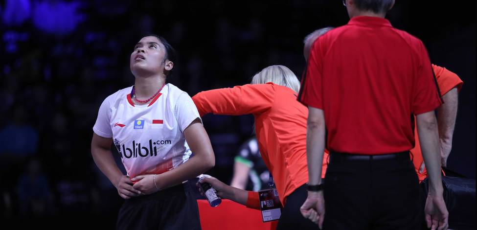Gregoria Mariska Tunjung saat mendapatkan penanganan medis dokter pertandingan.