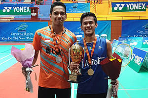 Firman Abdul Kholik (kanan) bersama Chico Aura Dwi Wardoyo usai penyerahan hadiah.