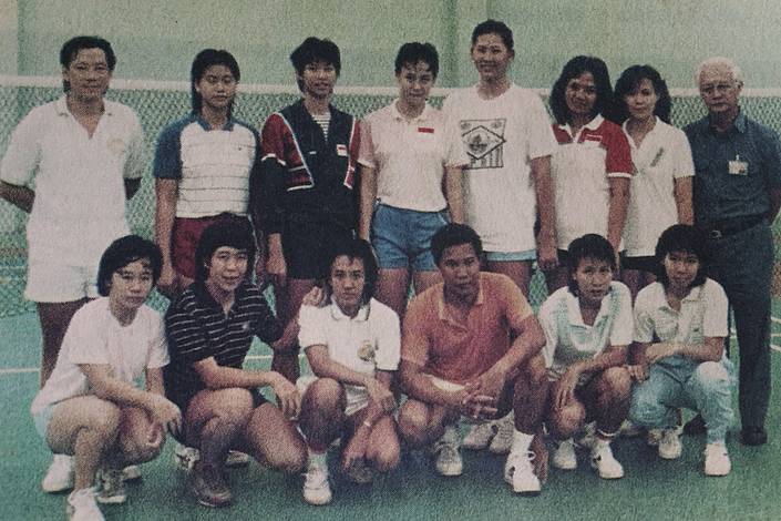 Tim Uber Cup Indonesia 1988: Verawaty Fajrin (berdiri, keempat dari kanan) dan Yanti Kusmiati (jongkok, kiri) (Foto: Dok. Tangkas: 67 Tahun Berkomitmen Mencetak Jawara Bulu Tangkis)