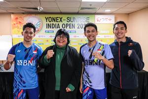 Ina Hagniningtyas Krisnamurthi bersama Fajar Alfian/Muhammad Rian Ardianto dan Jonatan Christie (Humas PP PBSI)