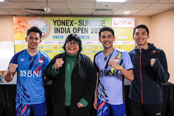 Ina Hagniningtyas Krisnamurthi bersama Fajar Alfian/Muhammad Rian Ardianto dan Jonatan Christie (Humas PP PBSI)