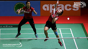 Ribka Sugiarto/Febriana Dwipuji Kusuma (Indonesia) mengembalikan shuttlecock.